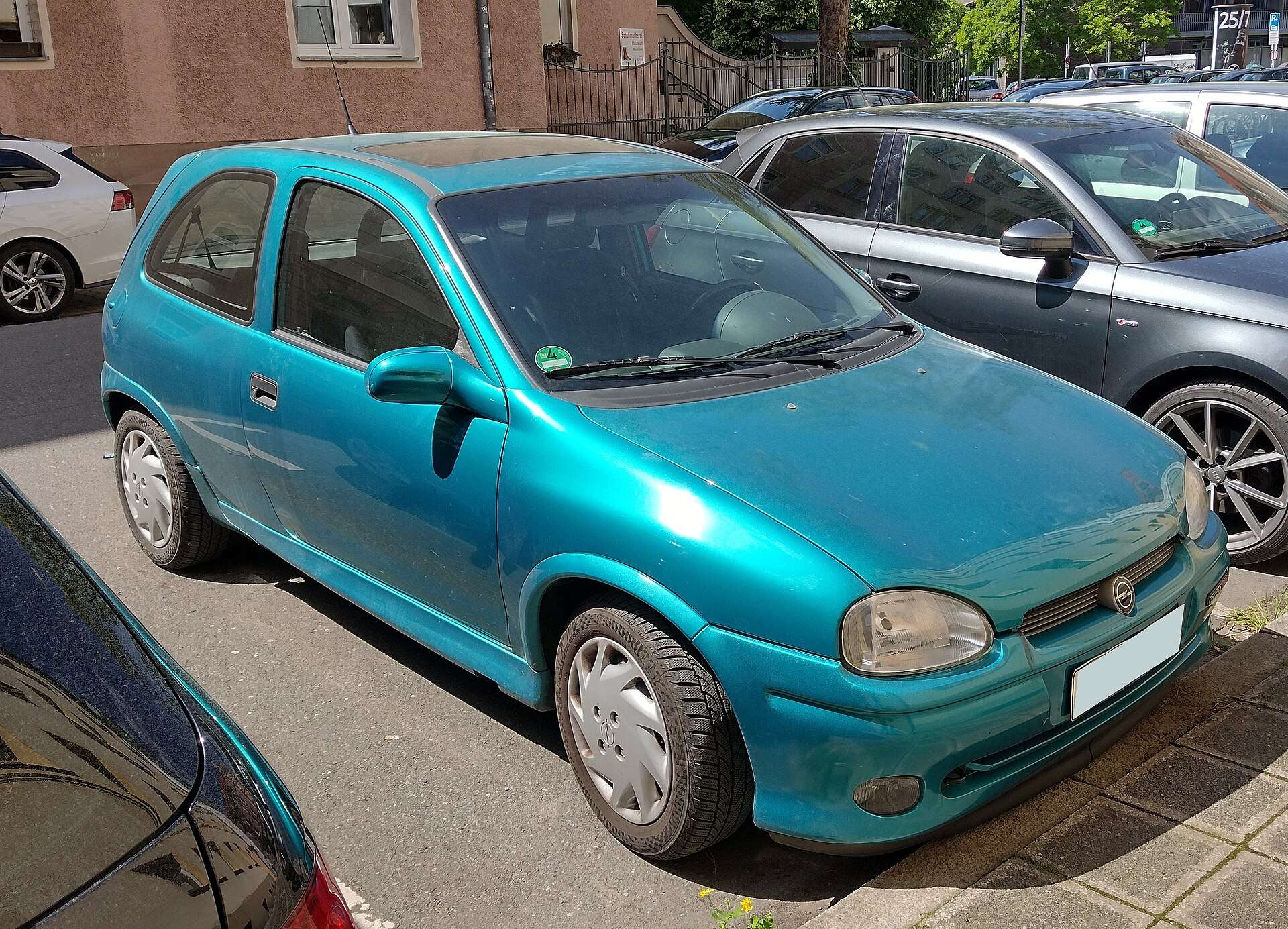 1993 to 1995 Opel Corsa B GSi 16V viewed from the front right
