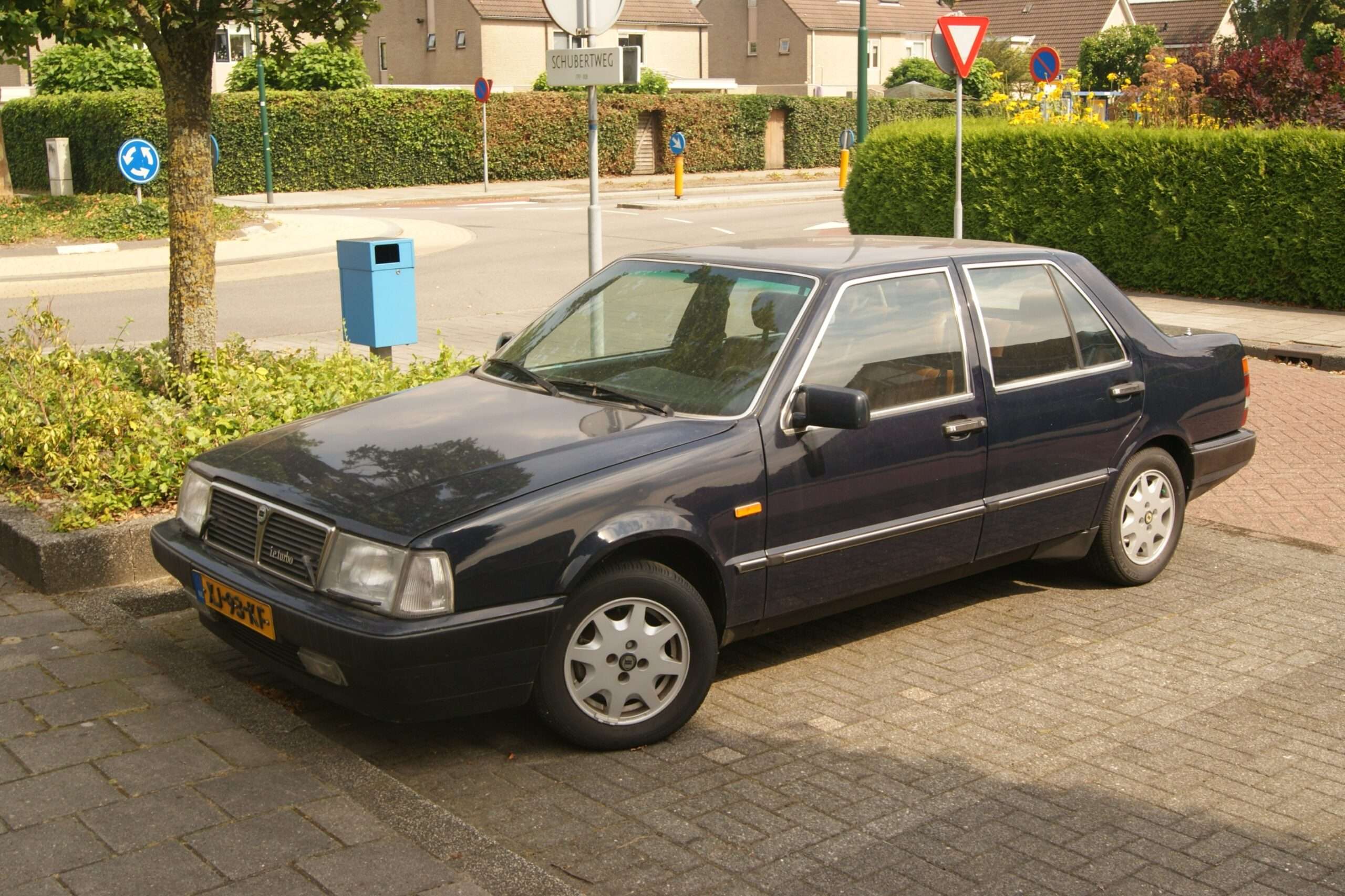 Rear three-quarter view of a 1989 Lancia Thema i.e. Turbo