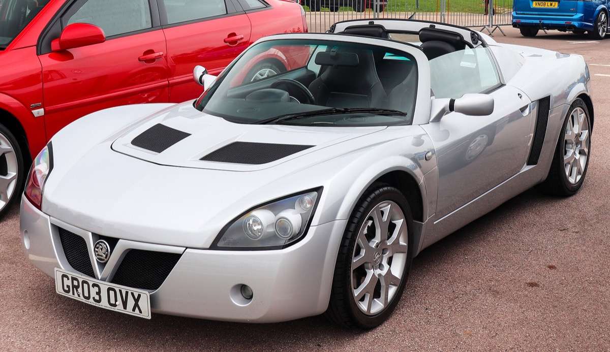 2003 Vauxhall VX220 2.2 viewed from the front
