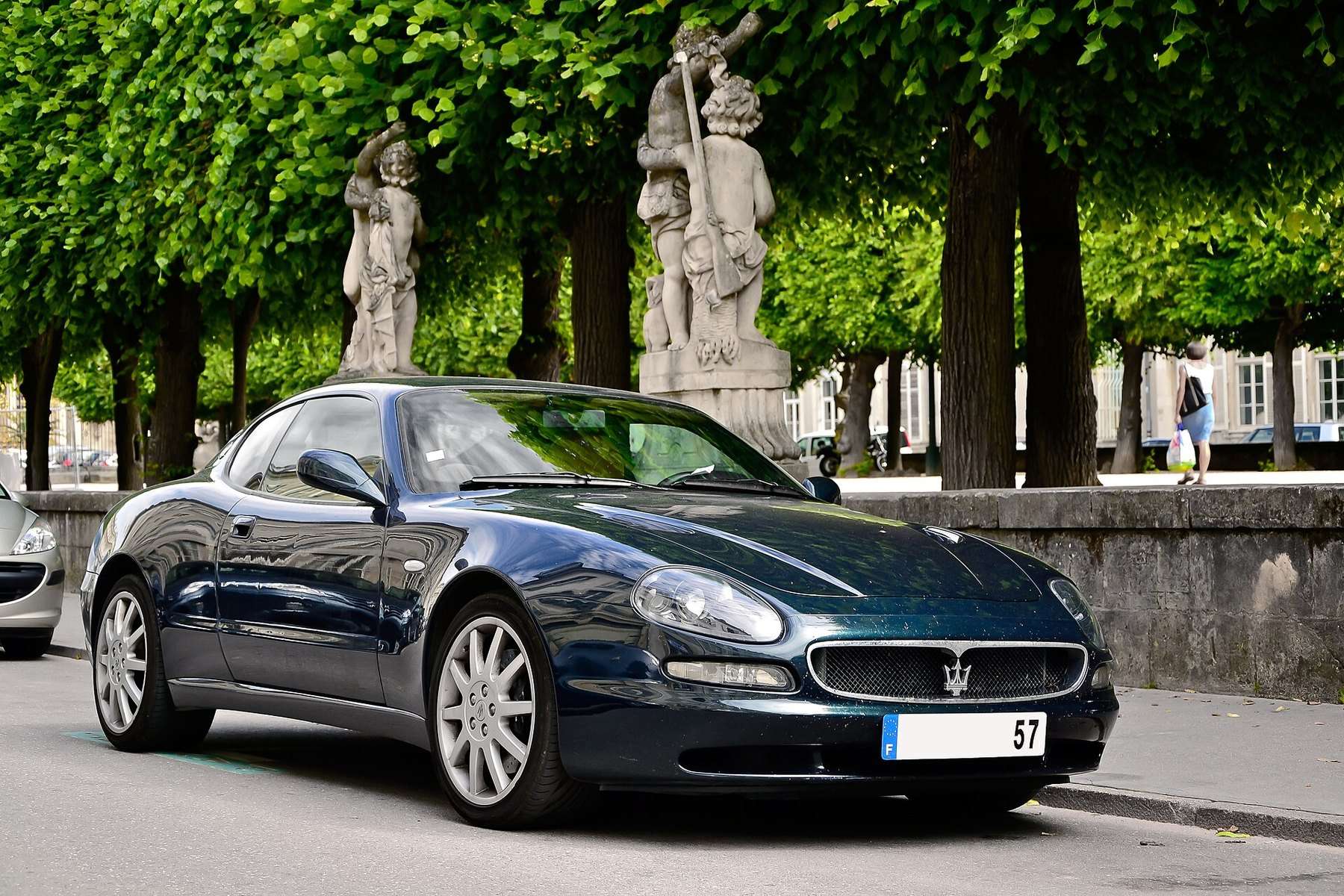 Side profile of a Maserati 3200 GT
