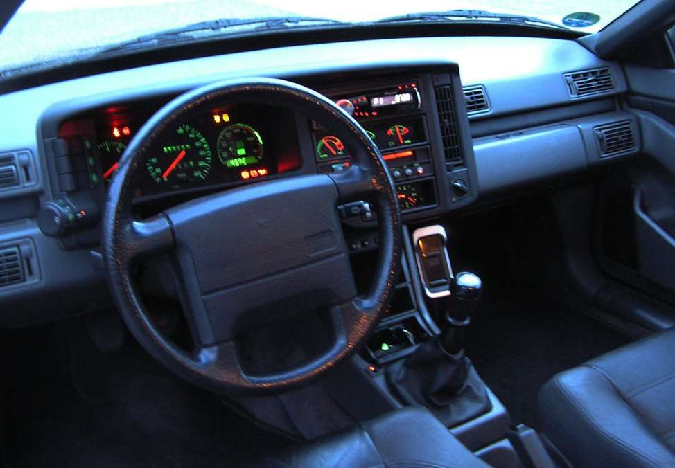 Volvo 480 dashboard and front cabin