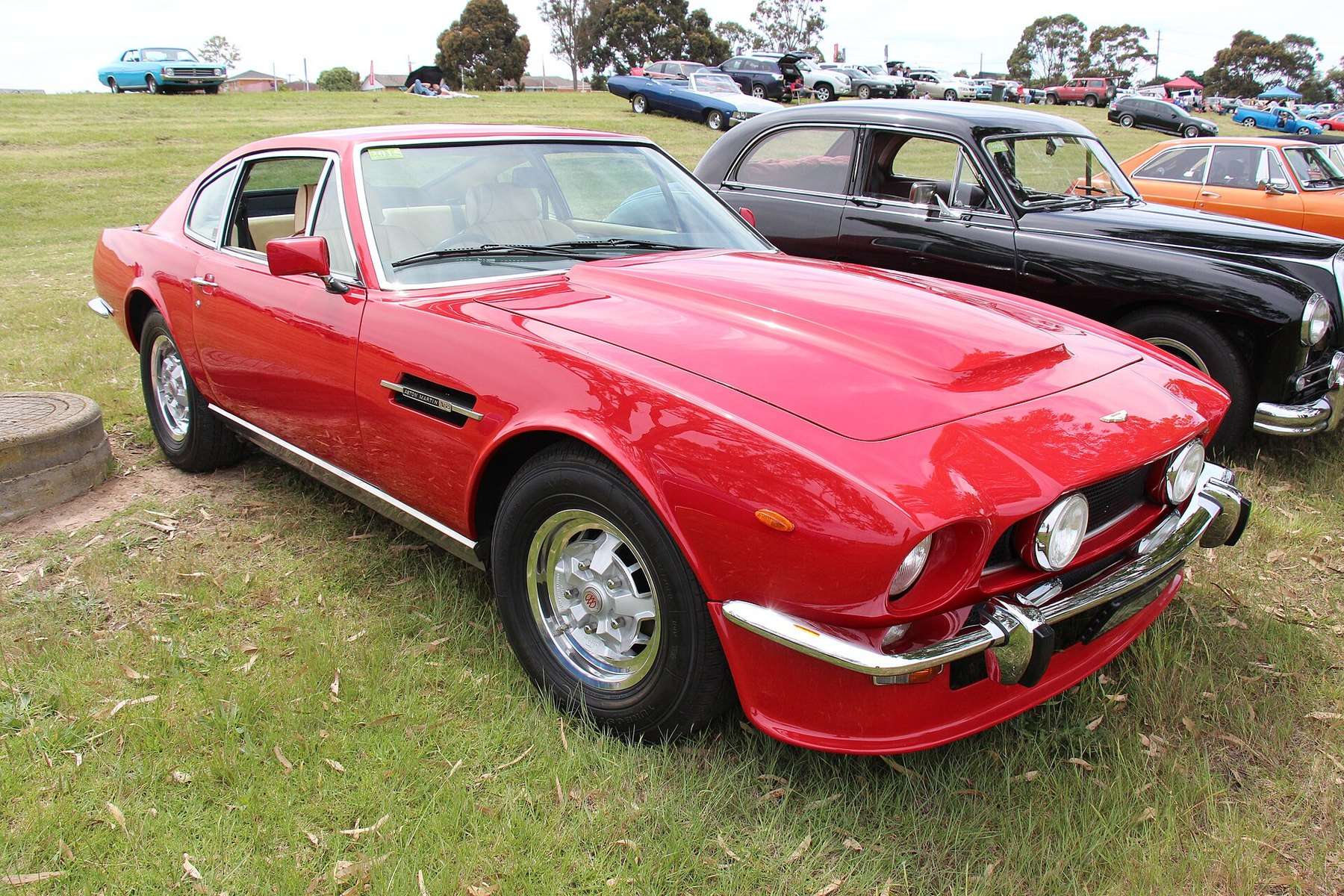 Red Aston Martin V8 Series 4 Oscar India coupé