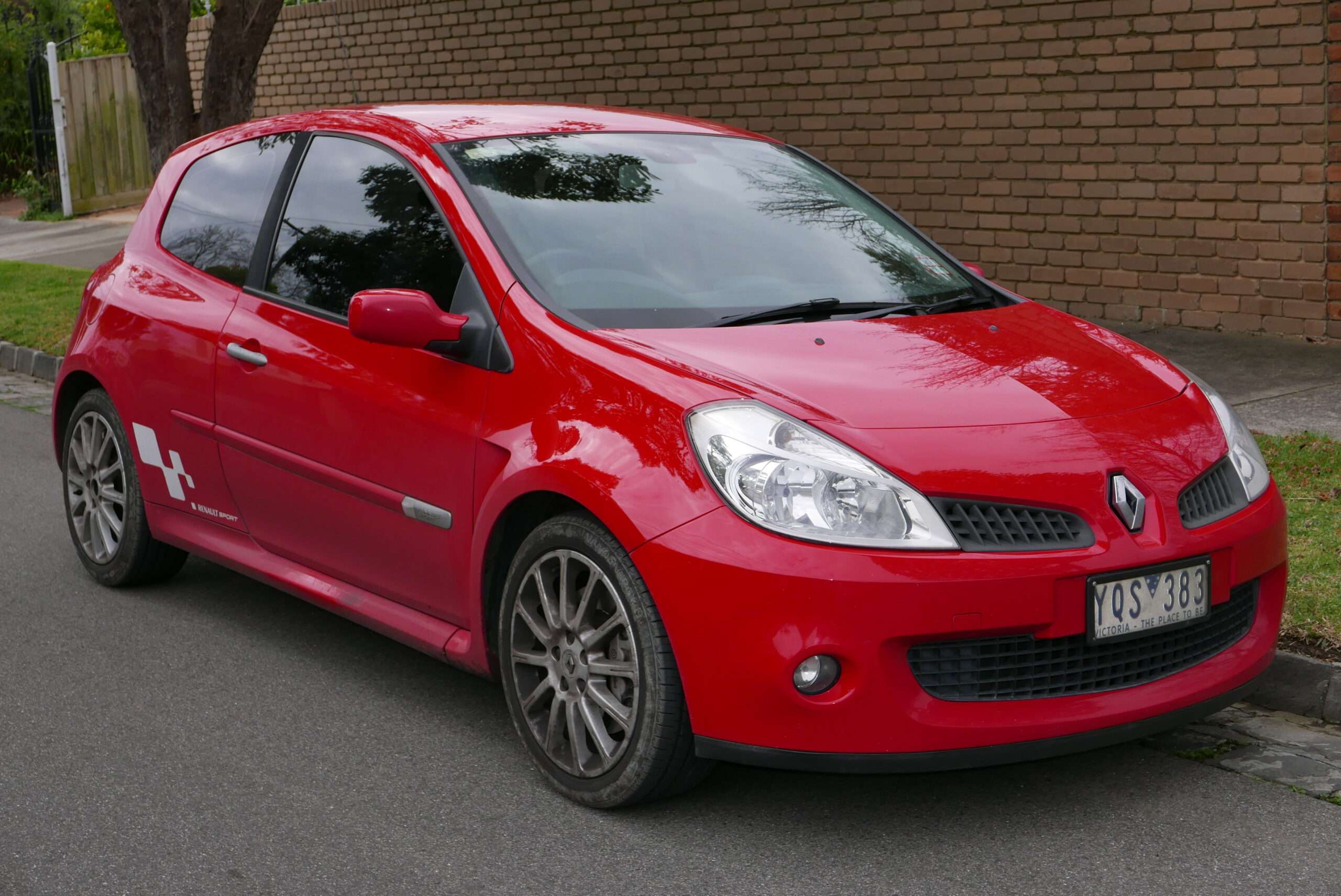 Red Renault Clio III 197 three-door hatchback