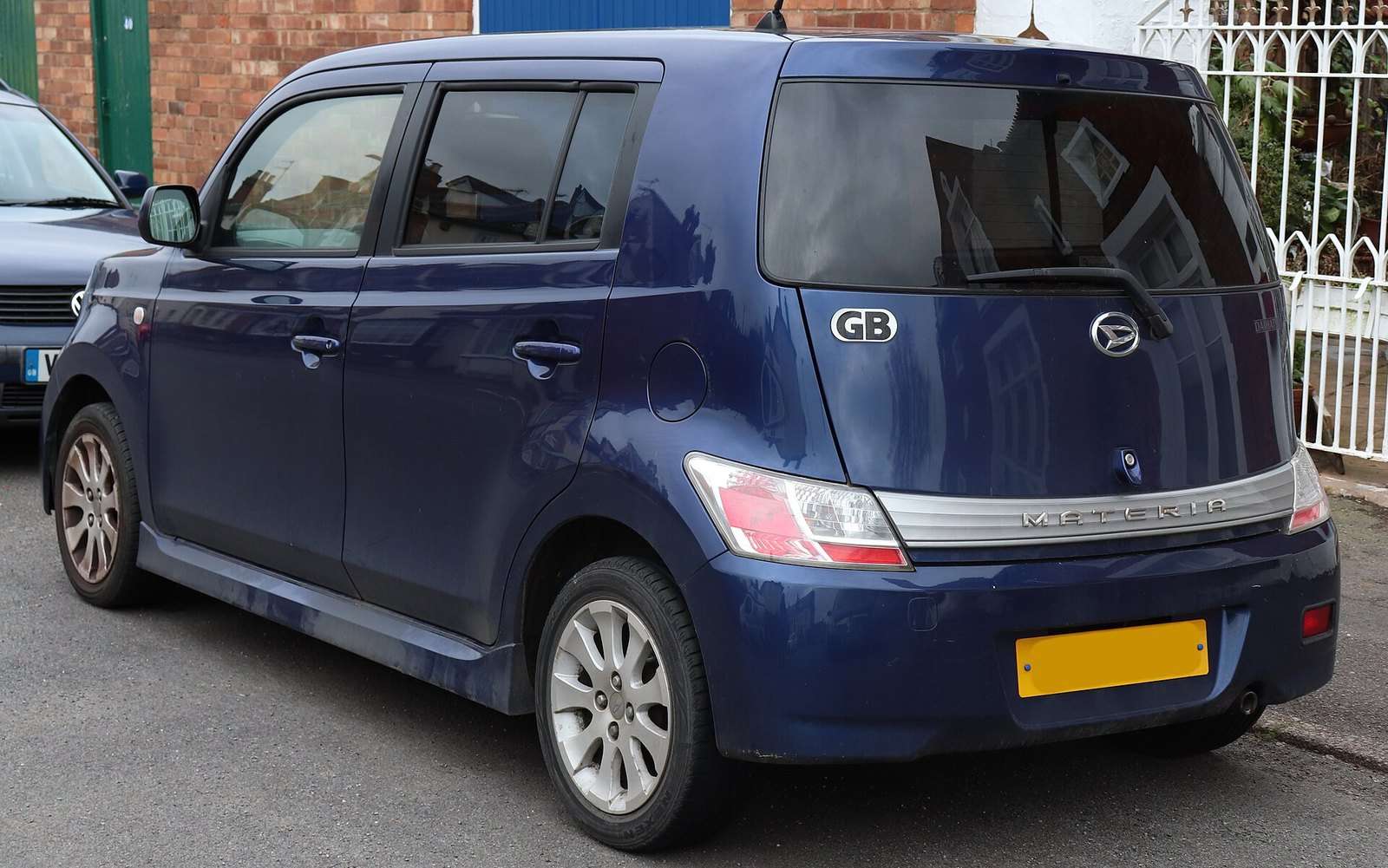 2008 UK-market Daihatsu Materia 1.5 rear three-quarter view