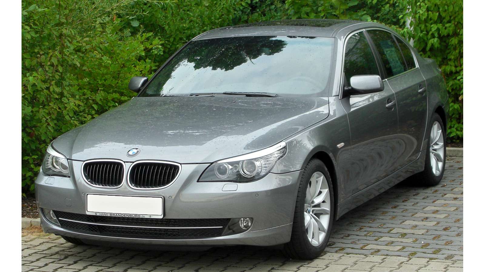 BMW Facelift E60 520d Saloon, front three-quarter view