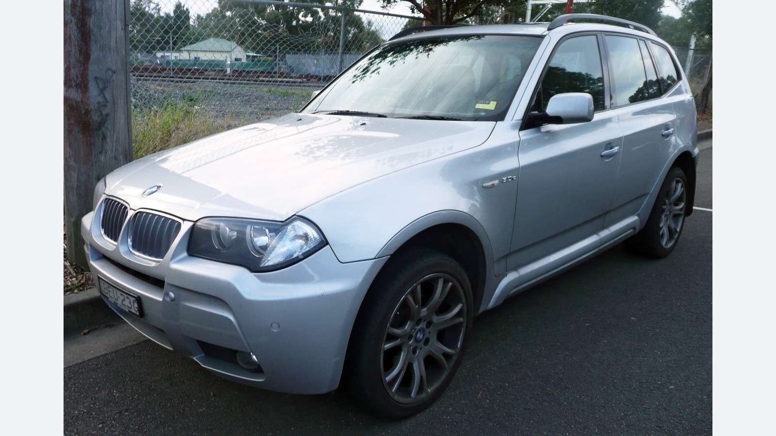 Facelift E83 xDrive30d five-door SUV, front three-quarter view