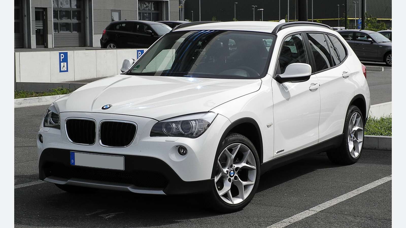Pre-facelift E84 xDrive18d five-door SUV, front three-quarter view
