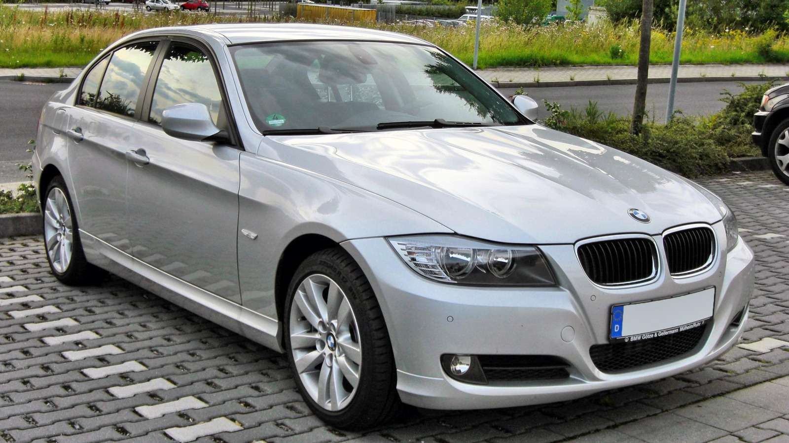 BMW E90 facelift Saloon, front three-quarter view