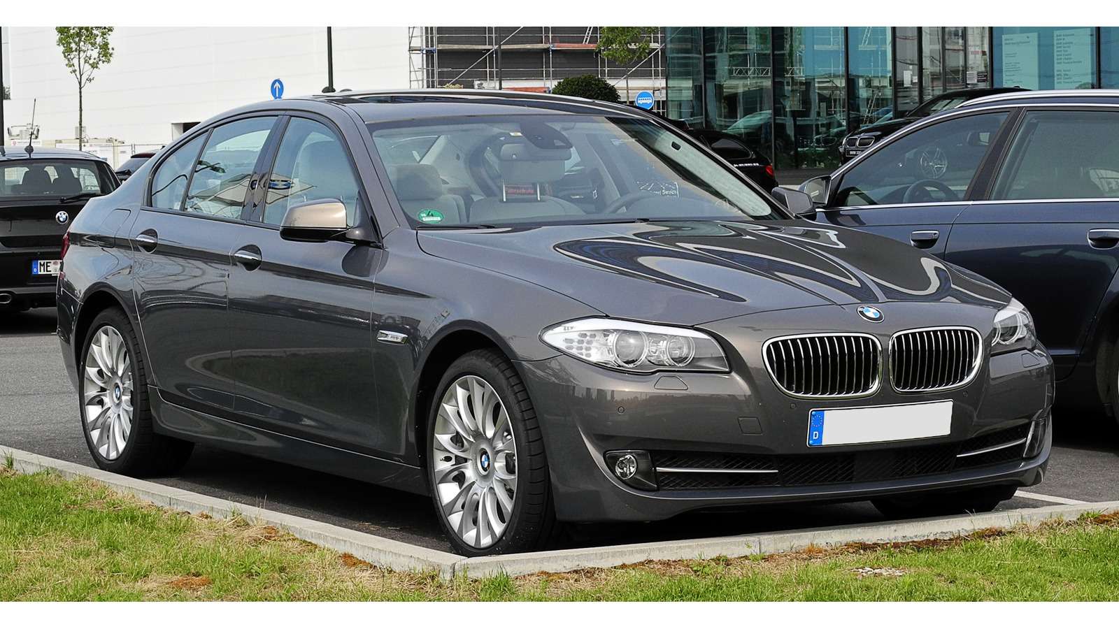 BMW Pre-facelift F10 520d Saloon, front three-quarter view