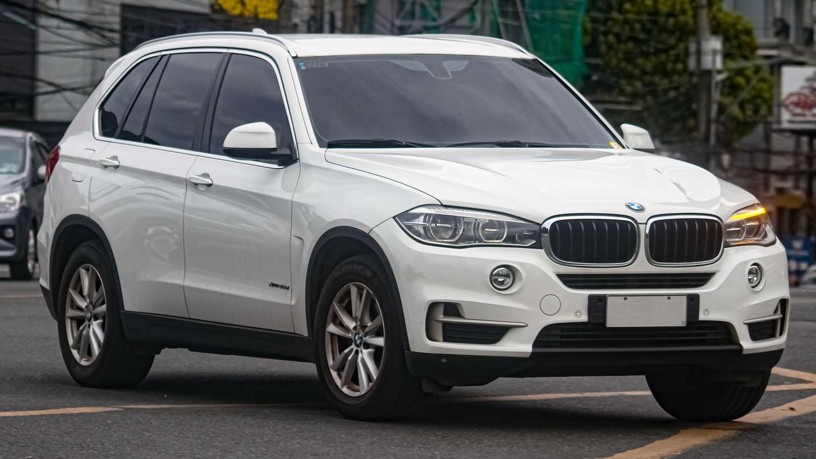 F15 xDrive25d five-door SUV, front three-quarter view