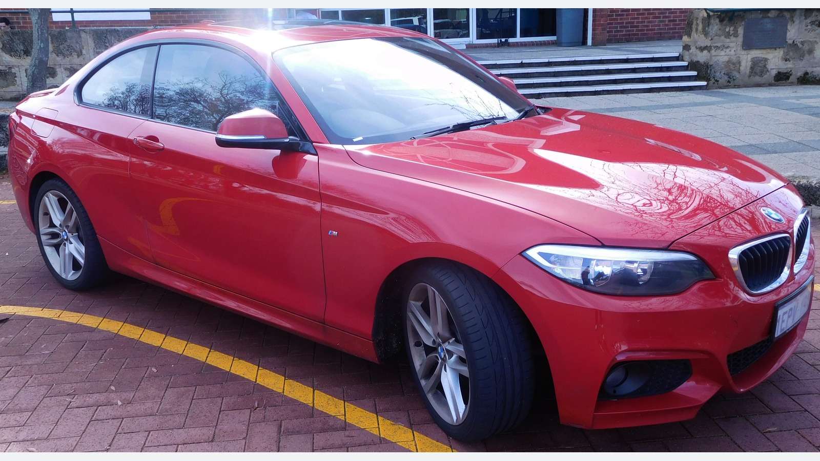 2014 F22 220d M Sport fixed-roof Coupé, front three-quarter view