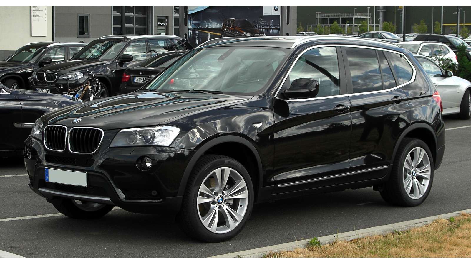 BMW Pre-facelift F25 five-door SUV, front three-quarter view