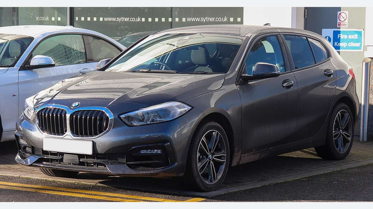 2019 F40 118i Sport five-door hatchback, front three-quarter view