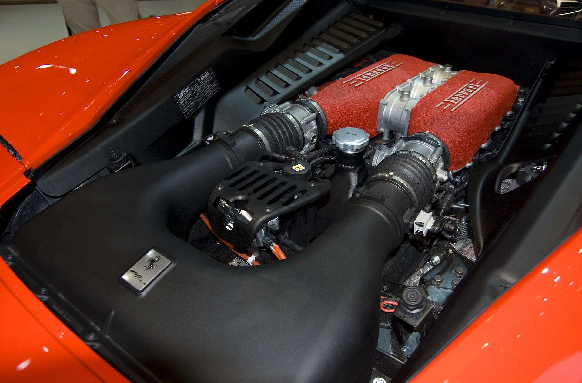 Ferrari 458 Italia V8 beneath glass engine cover