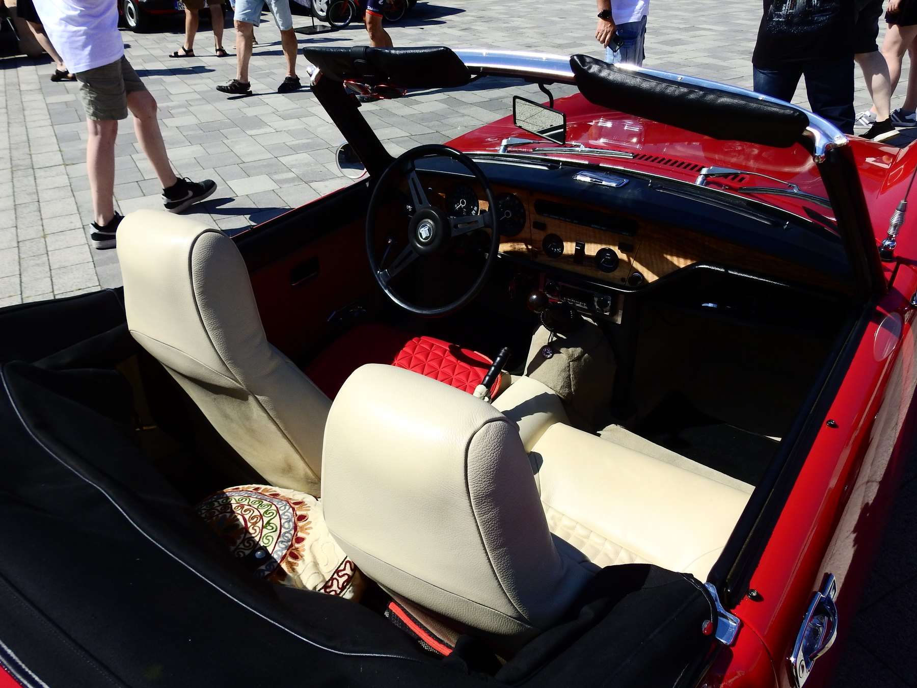 Fiat 124 Sport Spider cabin, dashboard and steering wheel