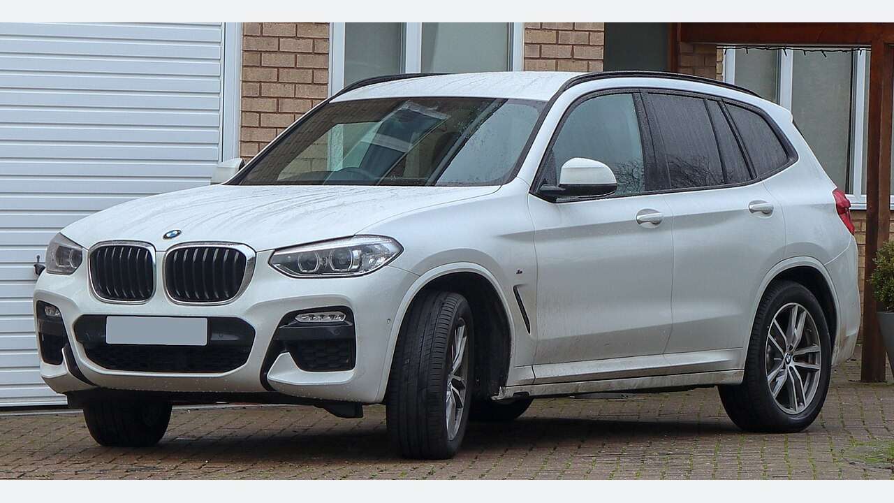 2018 G01 xDrive20d M Sport five-door SUV, front three-quarter view