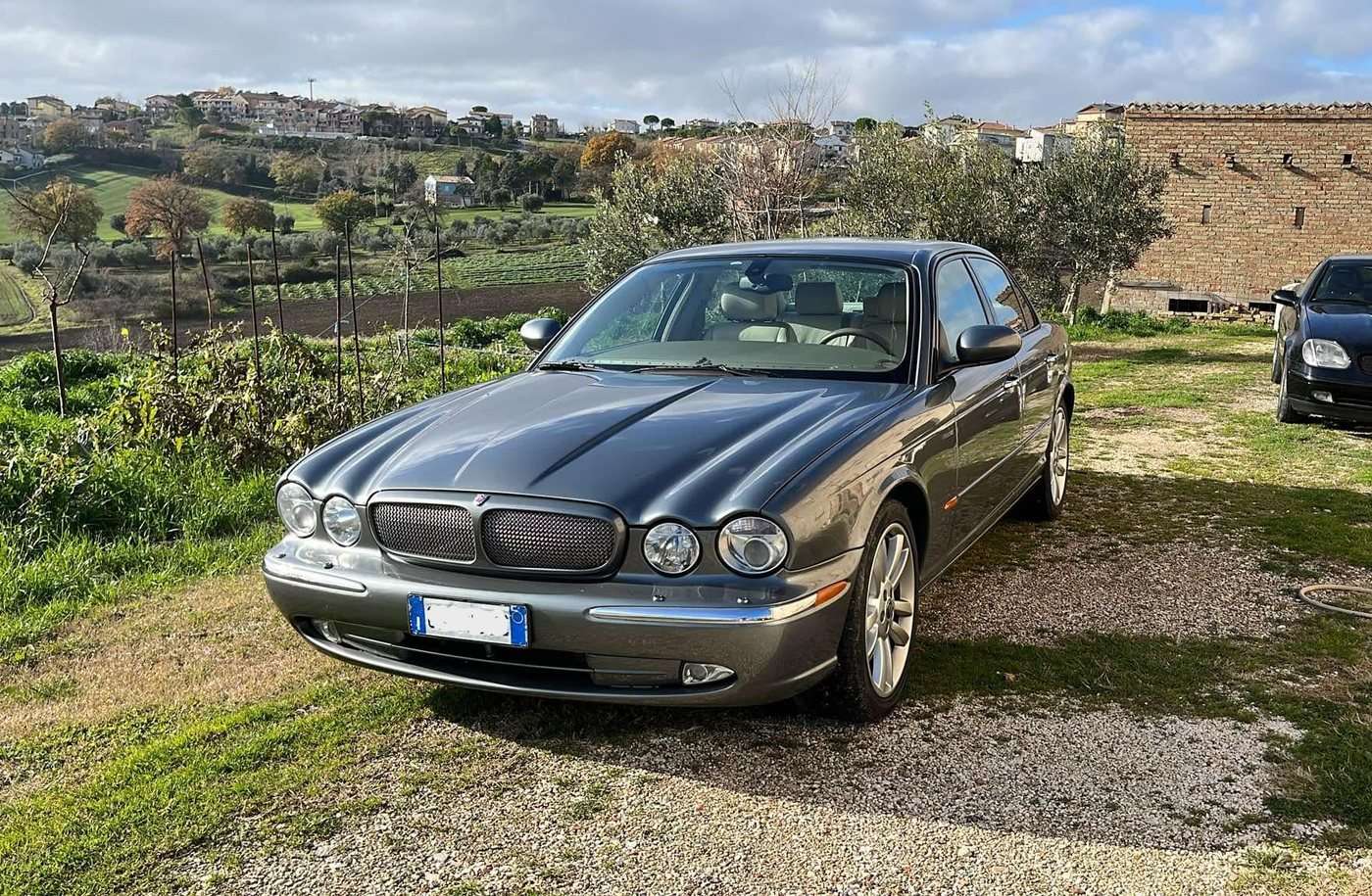 Jaguar X350 XJR side view