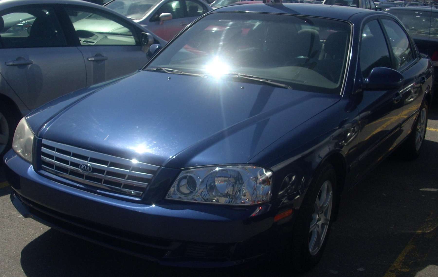 Front view of a first-generation Kia Magentis