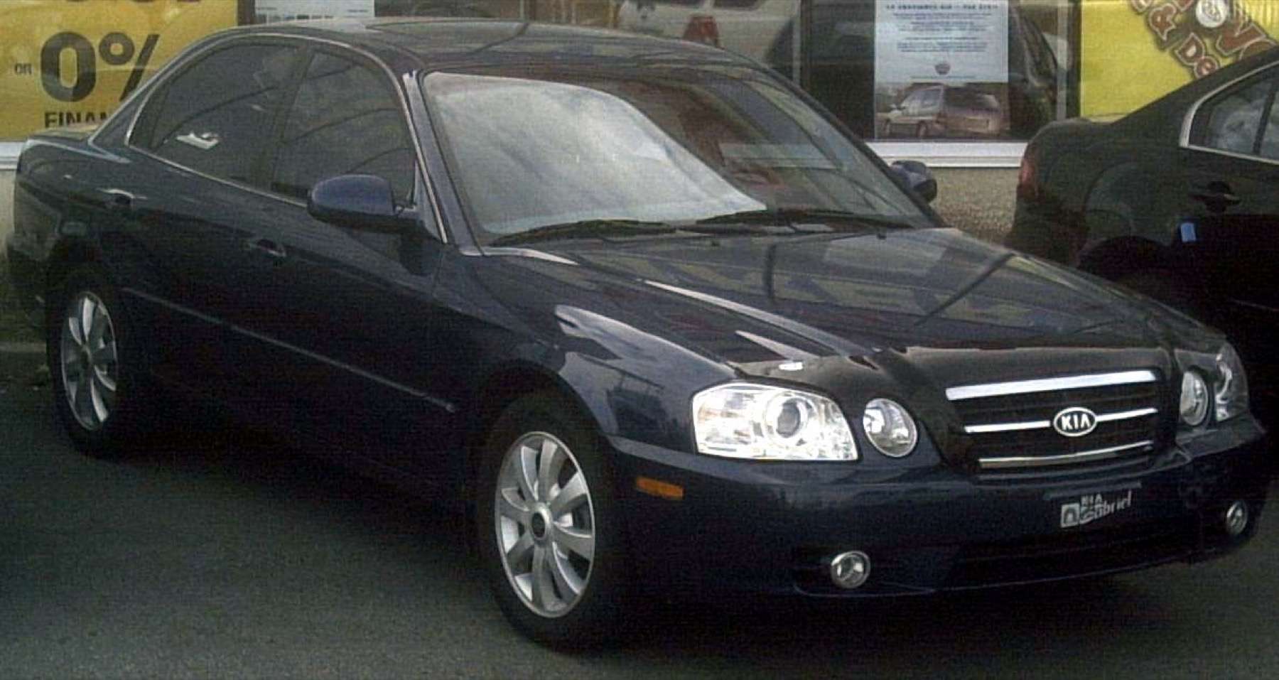 Rear three-quarter view of a Kia Magentis Mk1