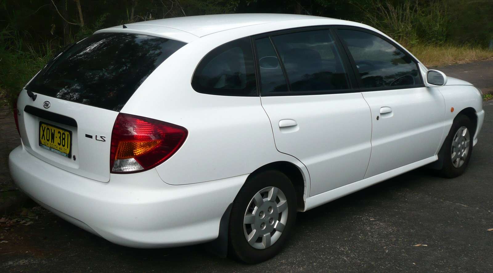 Rear view of a first-generation Kia Rio