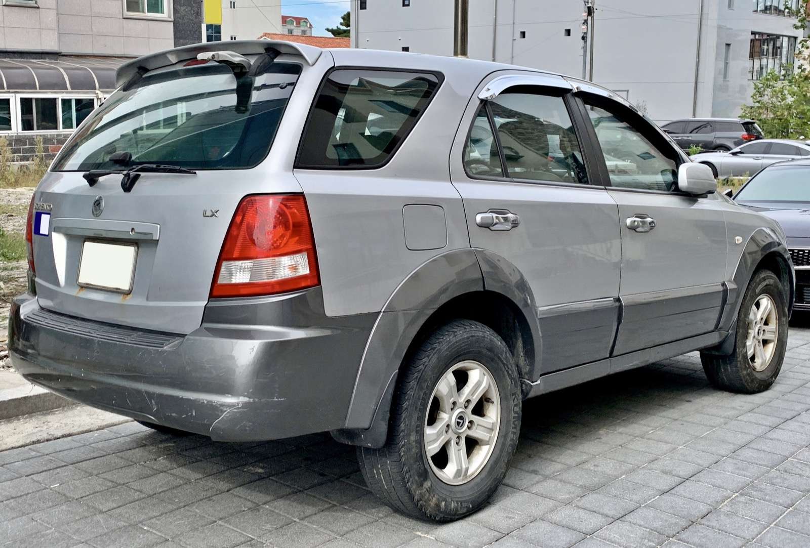 Rear view of a first-generation Kia Sorento