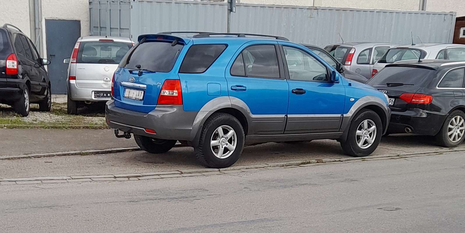 Side view of a Kia Sorento BL