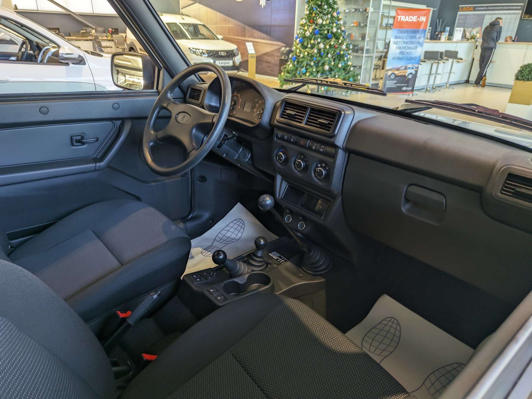 Lada Niva interior and transfer controls