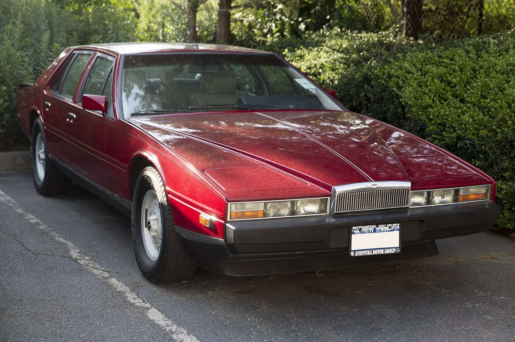 Aston Martin Lagonda Series 2 exterior
