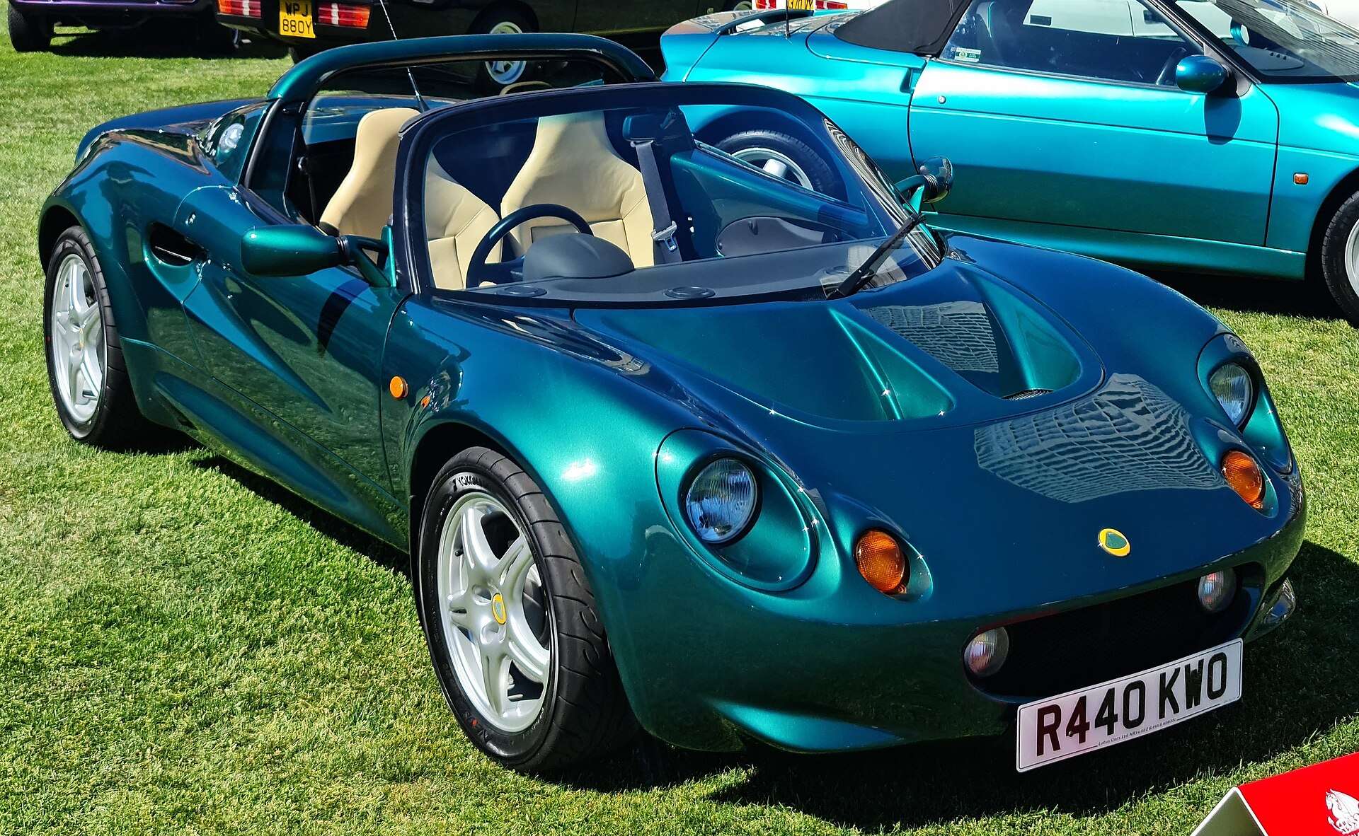 Green Lotus Elise S1 front three-quarter view