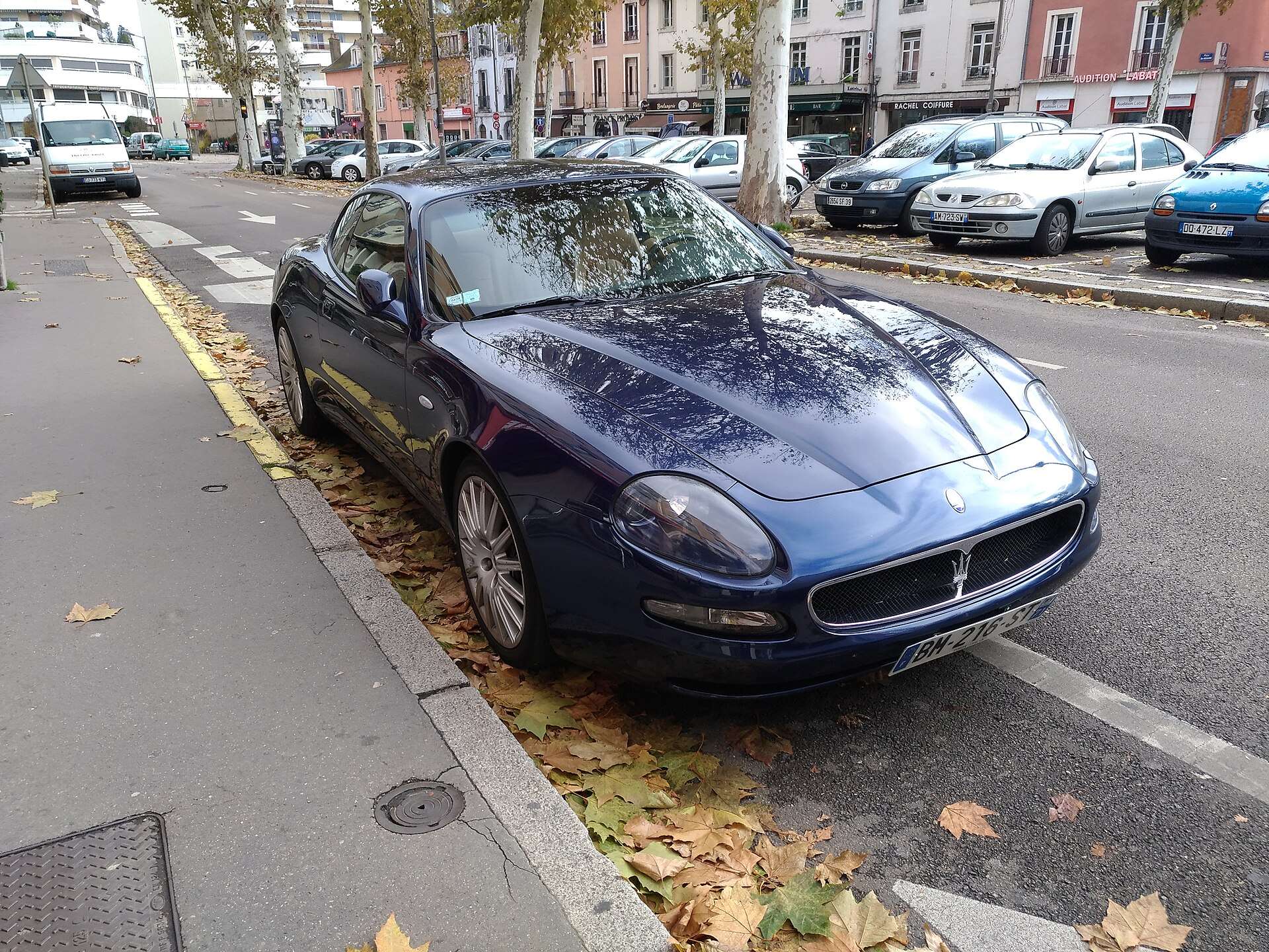 Silver Maserati Coupe 4200 GT in profile