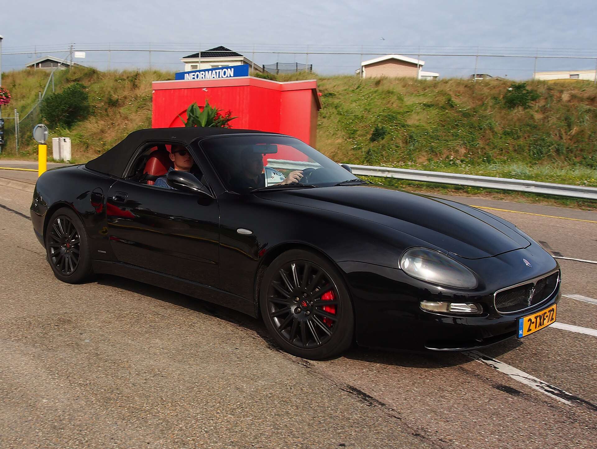 Blue Maserati Spyder Cambiocorsa viewed from the front