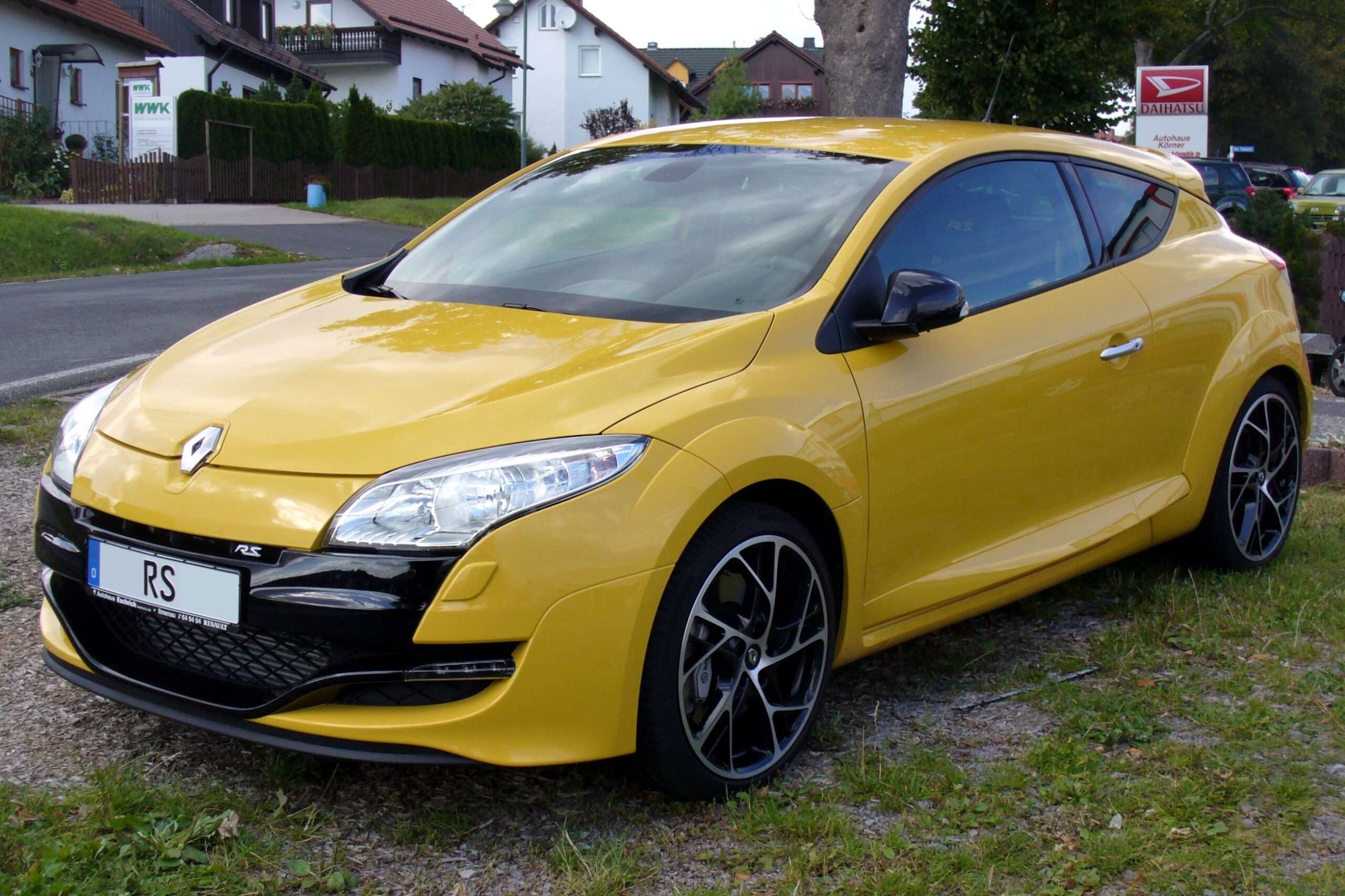 Yellow Renault Mégane III Renaultsport coupé