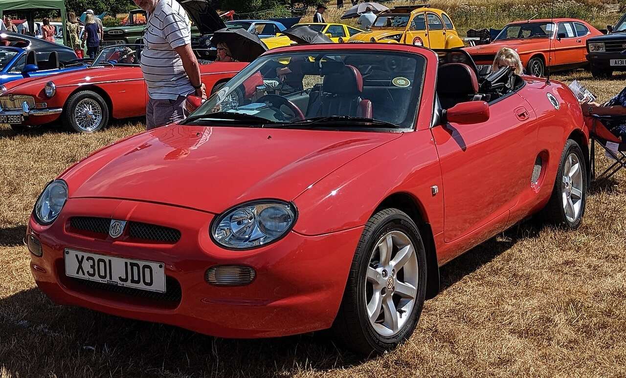 2000 red MG F side view