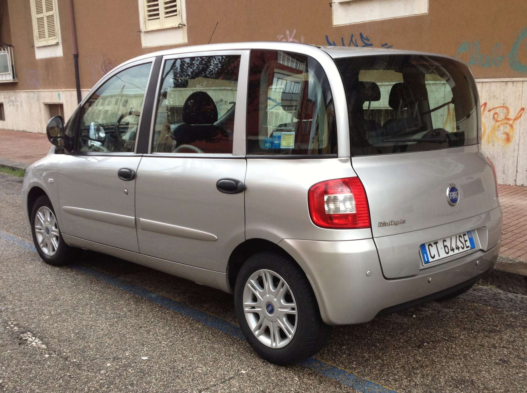 Silver facelift Fiat Multipla viewed from the rear three-quarter angle
