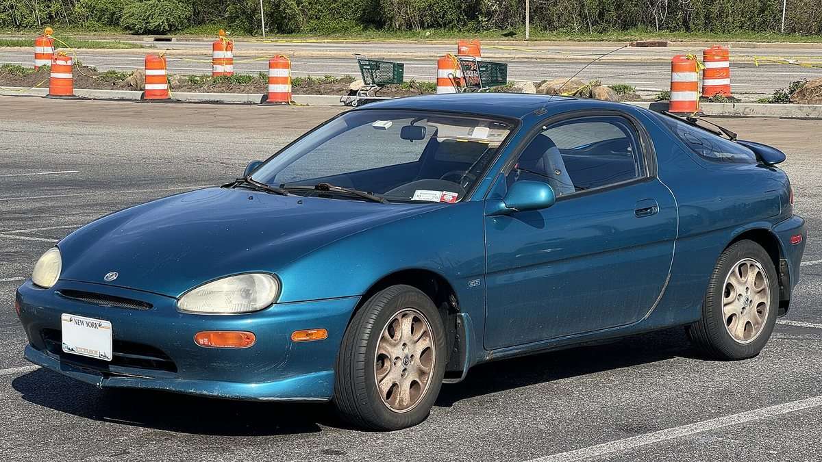 Mazda MX-3 V6 front three-quarter view