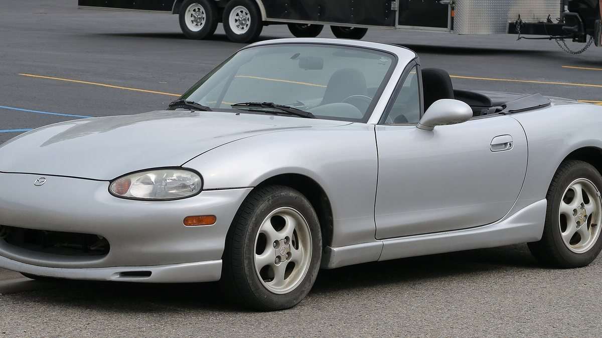 Mazda MX-5 NB front three-quarter view