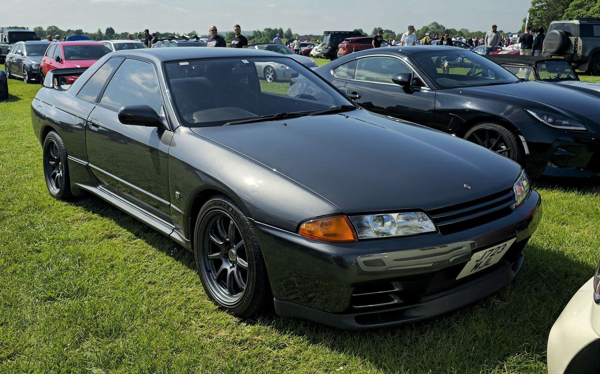 Grey 1992 Nissan Skyline GT-R R32 in side and front view