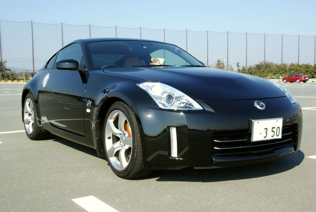 Black Nissan 350Z Z33 coupé, front three-quarter view