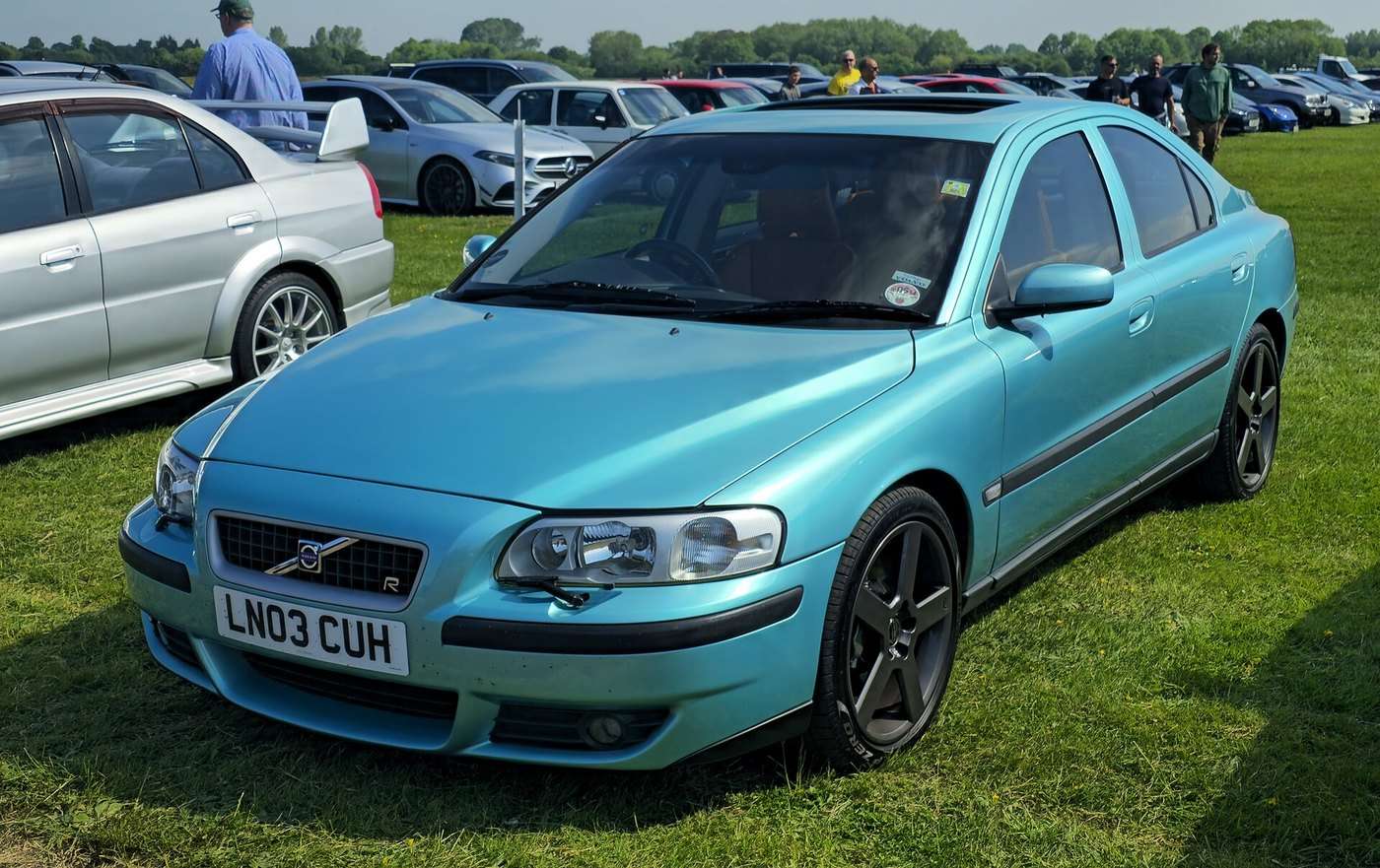 2003 Volvo S60 R front three-quarter view