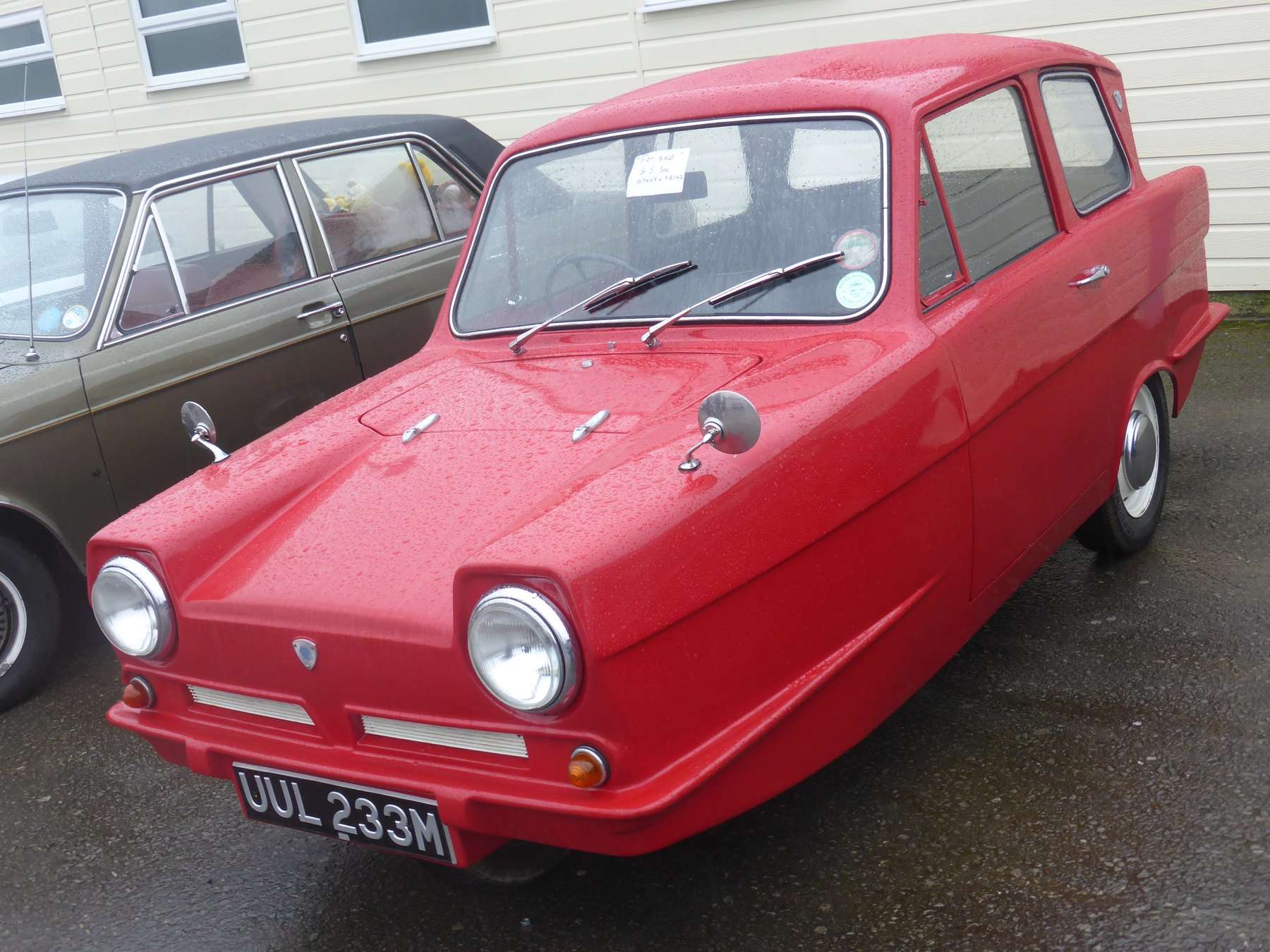 Reliant Regal 3/25 saloon front three-quarter view