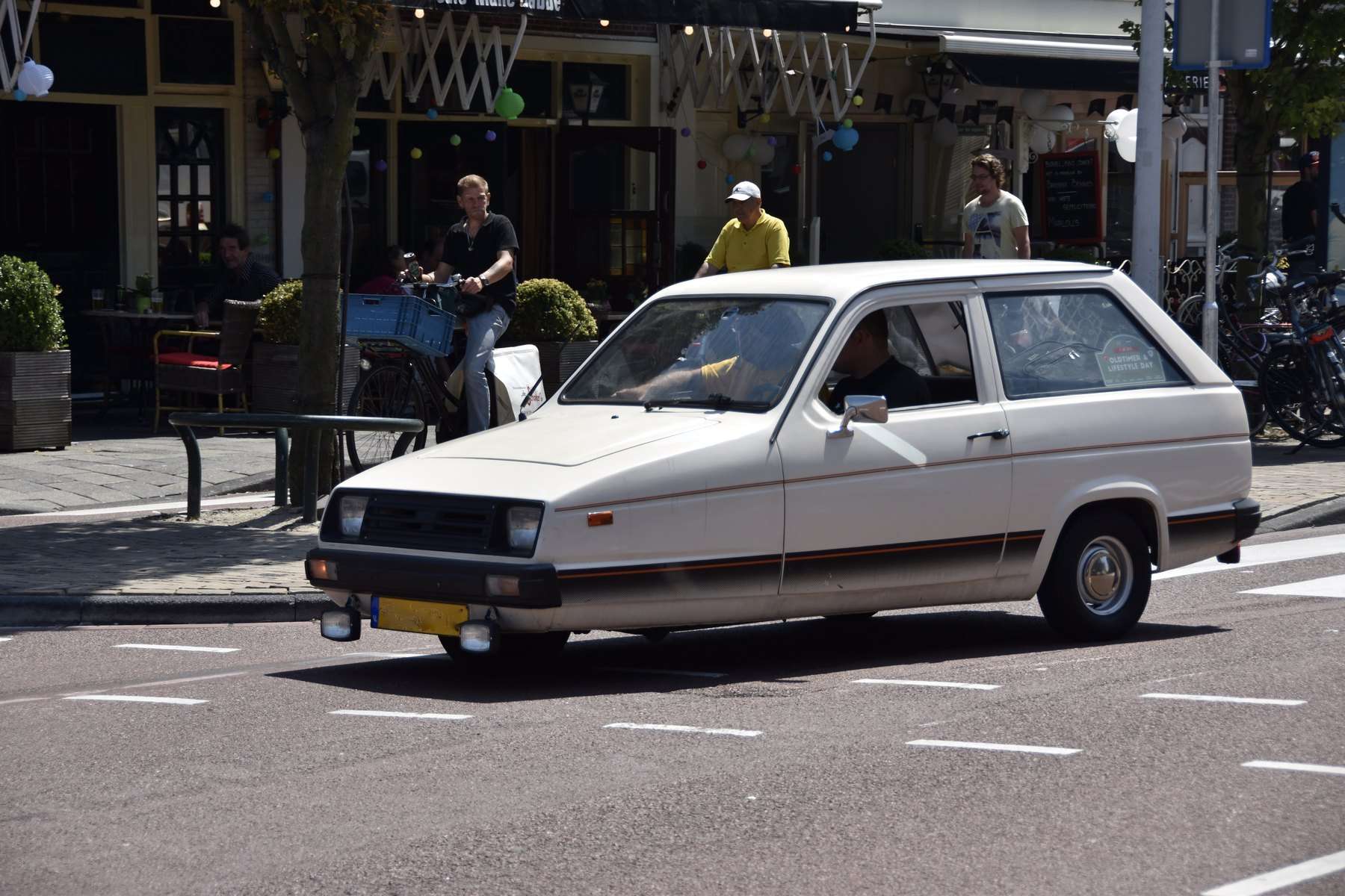 White Reliant Rialto GLS saloon side view