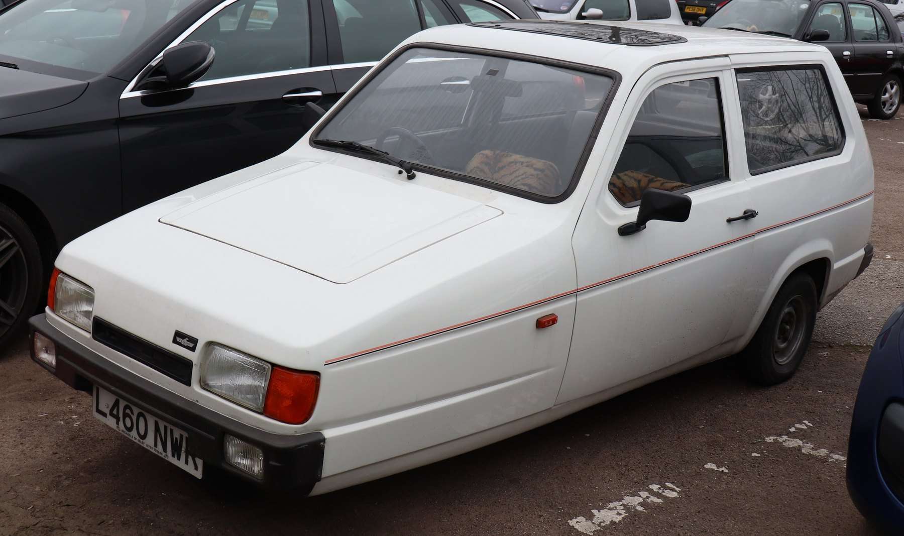 White Reliant Robin front three-quarter view