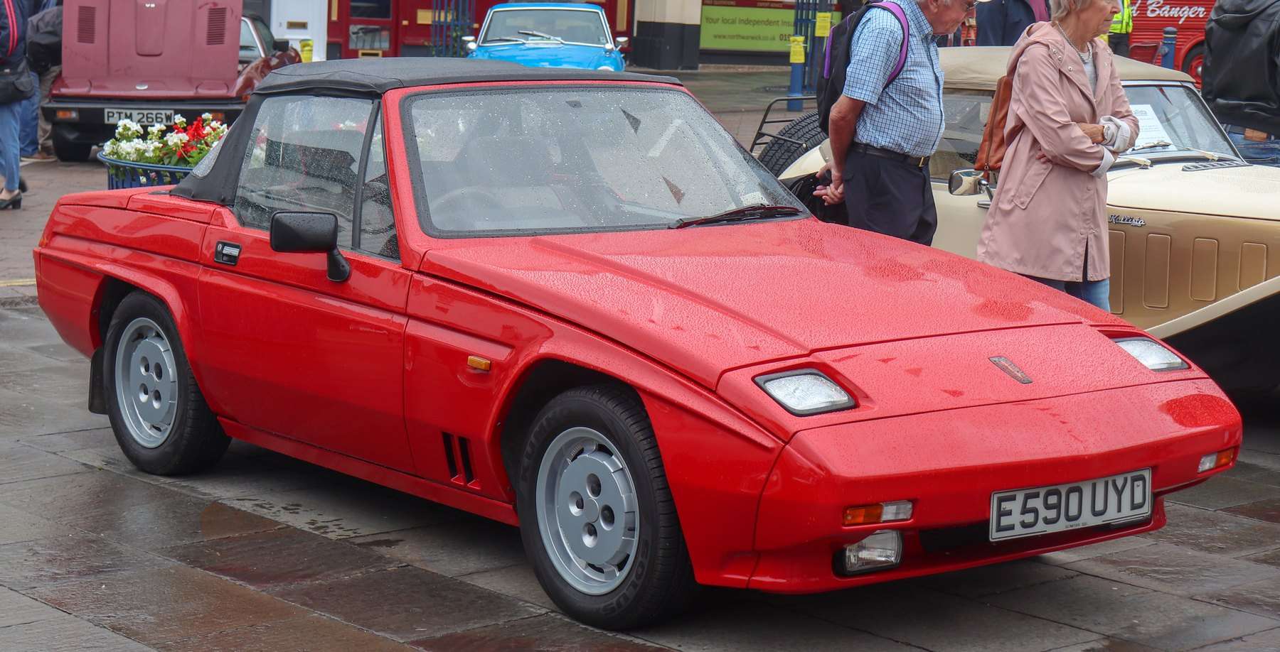 Reliant Scimitar SS1 front three-quarter view