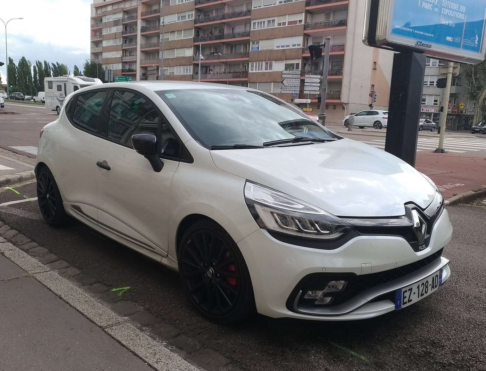 2018 Renault Clio Renaultsport 220 Trophy rear three-quarter view