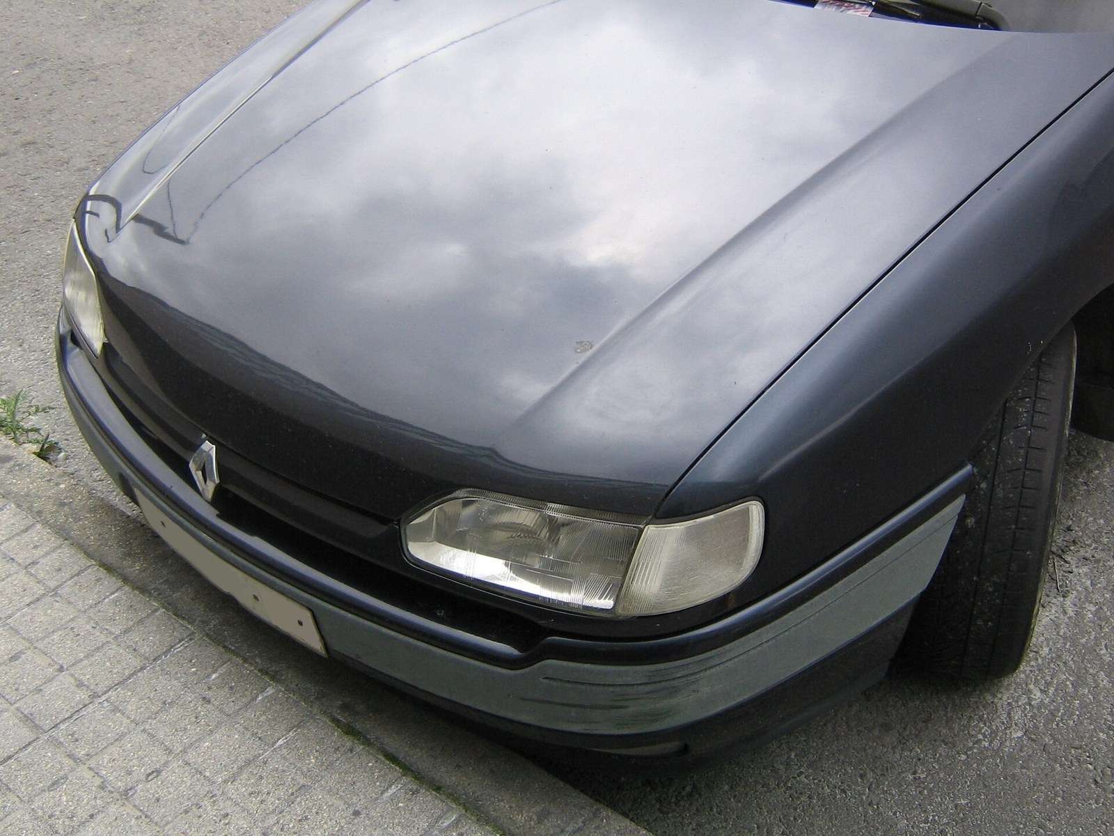 First-generation Renault Safrane viewed from the front