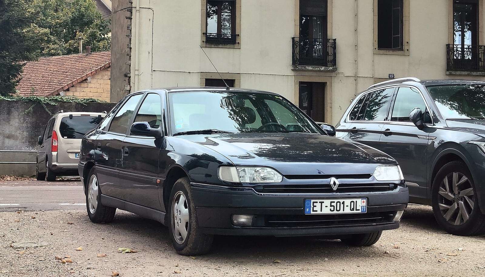 Black first-generation Renault Safrane V6