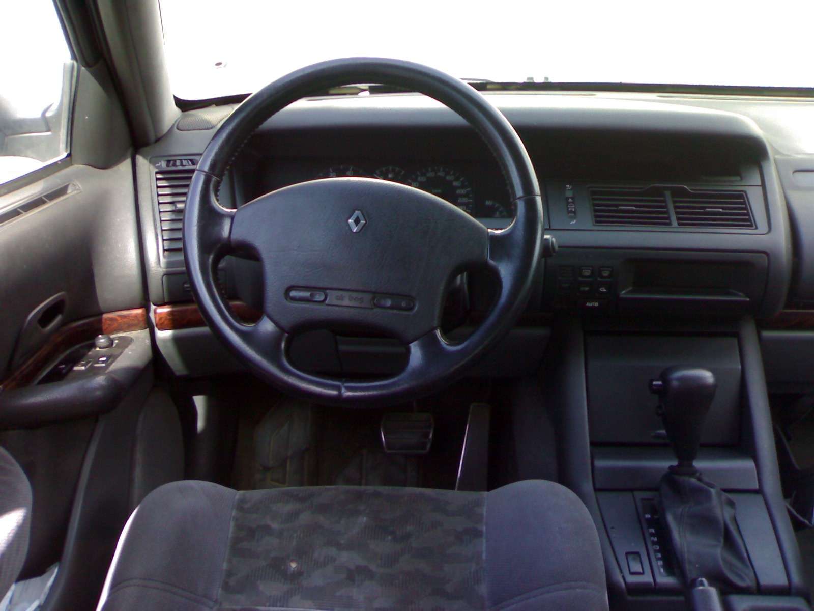 Renault Safrane dashboard and front interior