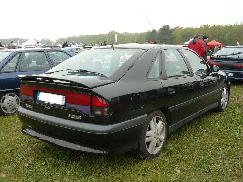 Rear three-quarter view of a first-generation Renault Safrane