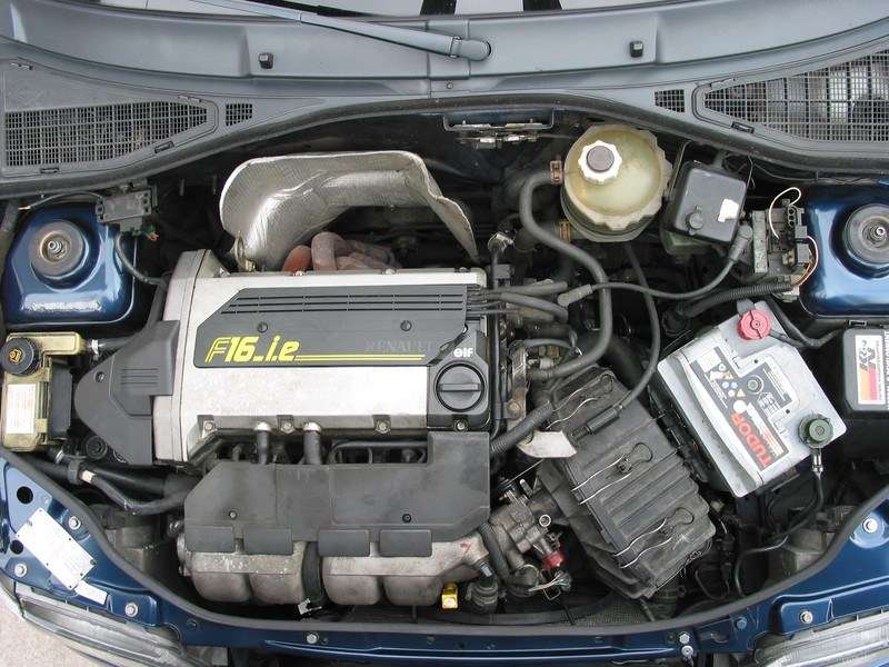 Renault Clio Williams F7R engine bay