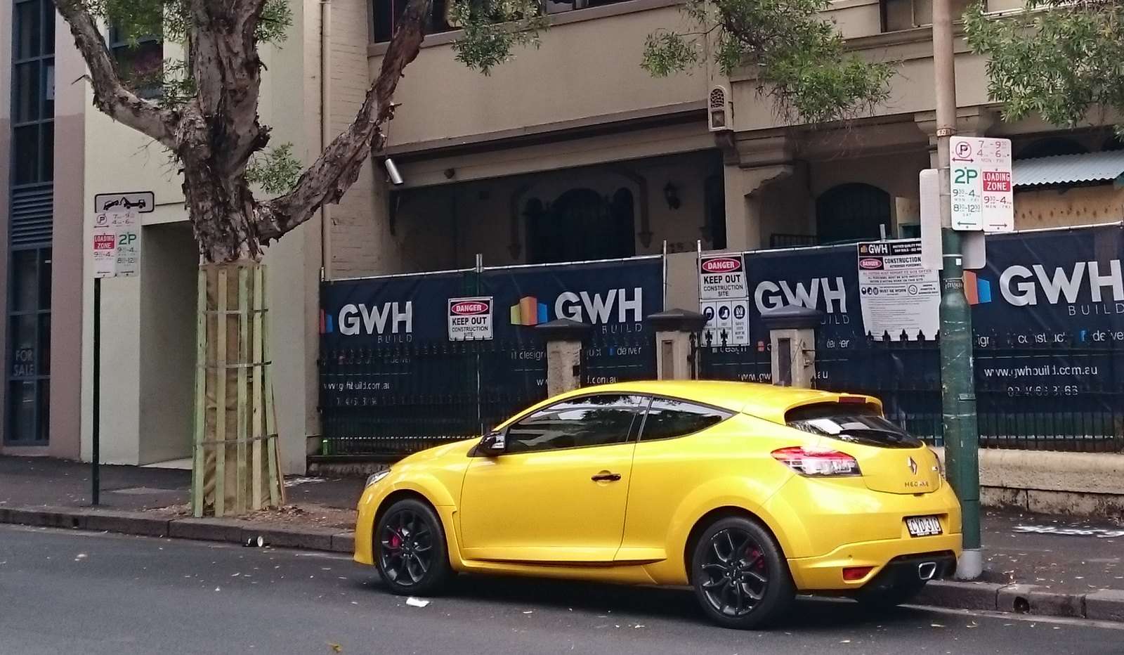 Renault Mégane Renaultsport 250 front three-quarter view